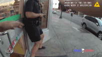 美国街头警匪枪战,警察大腿中枪